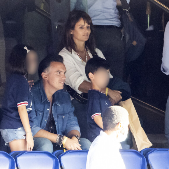 Faustine Bollaert, son mari Maxime Chattam et leurs enfants Abbie et Peter sont en tribune lors de la rencontre de football Paris Saint Germain PSG contre Clermont (4-0) au Parc des Princes à Paris le 11 septembre 2021. 