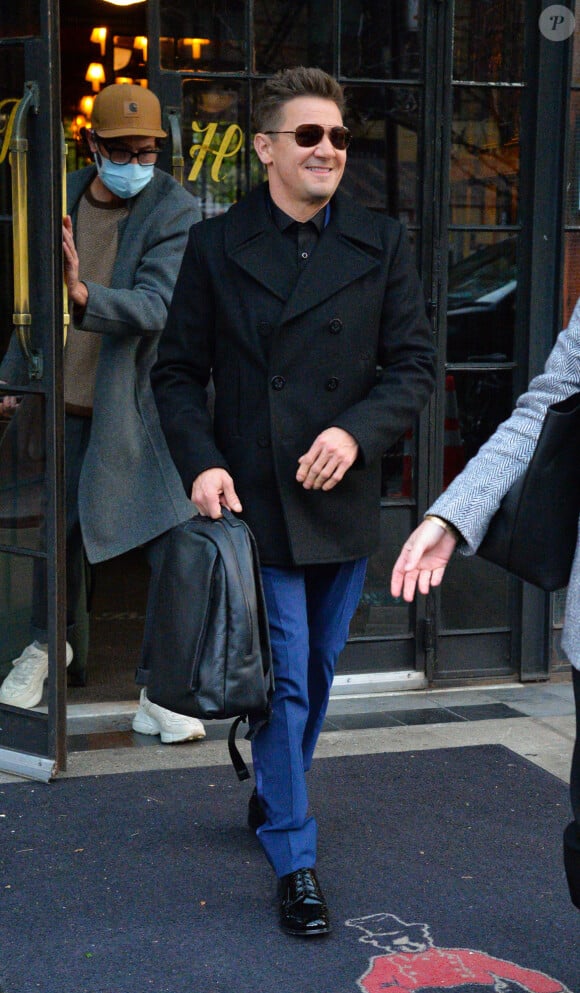 Jeremy Renner à la sortie de son hôtel à New York, le 22 novembre 2021.