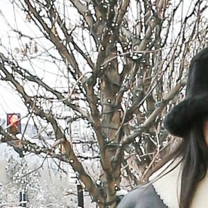 Kylie Jenner lors d'une séance shopping et un déjeuner à Aspen, Colorado, Etats-Unis, le 30 décembre 2022. La star de télé-réalité portait un chapeau noir, une robe blouson en cuir noir doublée de peau de mouton, un collant noir et des bottes hautes.