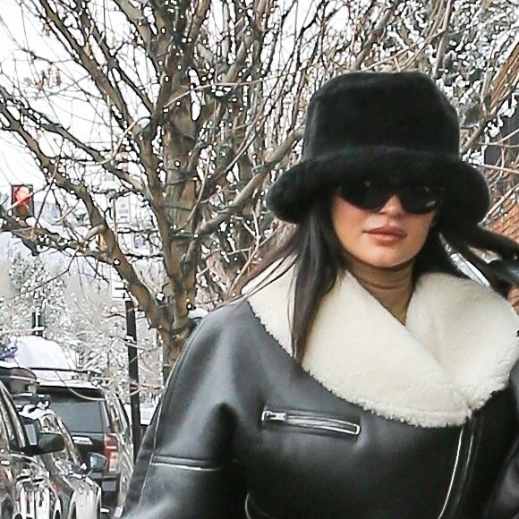 Kylie Jenner lors d'une séance shopping et un déjeuner à Aspen, Colorado, Etats-Unis, le 30 décembre 2022. La star de télé-réalité portait un chapeau noir, une robe blouson en cuir noir doublée de peau de mouton, un collant noir et des bottes hautes.