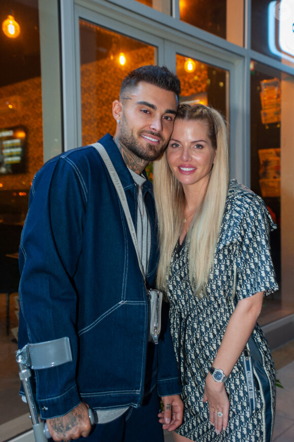 Exclusif - Thibault Garcia et sa femme Jessica Thivenin lors de la soirée " Come Chill with Booba " au bar Le Tube à Dubaï le 21 octobre 2021. © Nicolas Briquet / Bestimage 