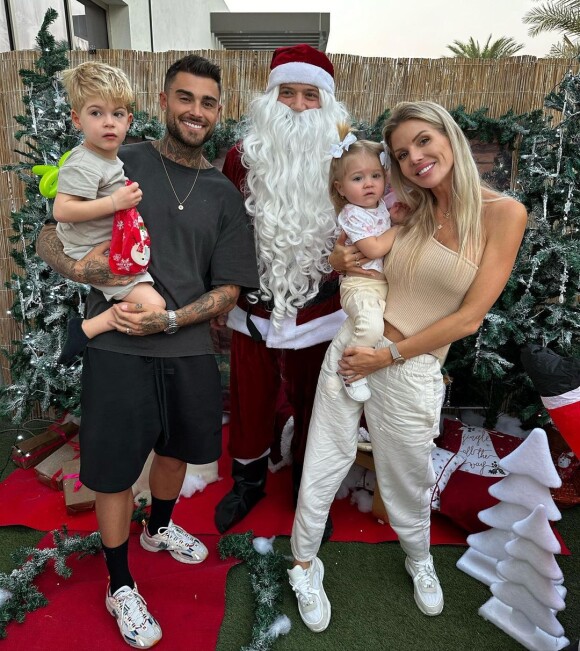 Jessica Thivenin et Thibault Garcia posent avec leurs enfants Leewane et Maylone, et le Père Noël