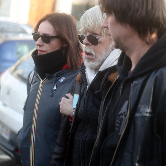 Lolita Séchan et son père le chanteur Renaud - Obsèques de Thierry Séchan frère du chanteur Renaud) au cimetière du Montparnasse à Paris le 16 janvier 2019. Après une cérémonie au temple protestant Port Royal, la famille de T. Séchan s'est retrouvée dans un immeuble avant de se rendre au cimetière du Montparnasse.