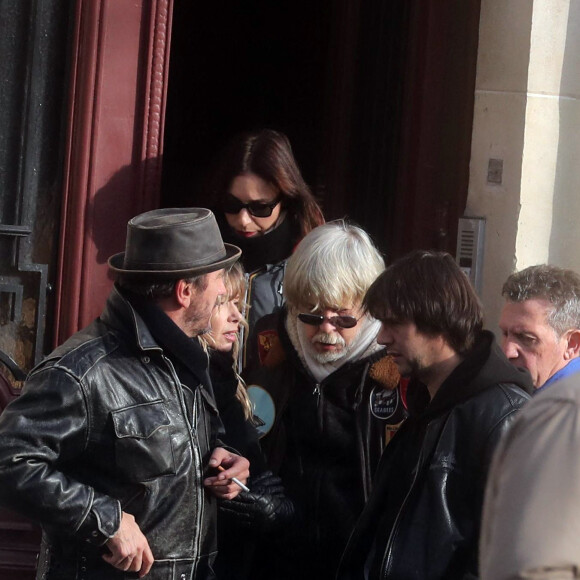 Romane Serda, Lolita Séchan et son père le chanteur Renaud, et des amis - Obsèques de Thierry Séchan frère du chanteur Renaud) au cimetière du Montparnasse à Paris le 16 janvier 2019. Après une cérémonie au temple protestant Port Royal, la famille de T. Séchan s'est retrouvée dans un immeuble avant de se rendre au cimetière du Montparnasse.
