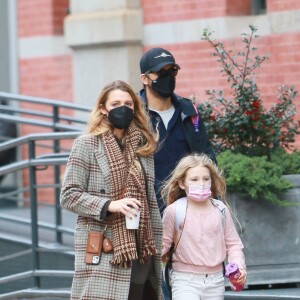 Exclusif - Blake Lively, son mari Ryan Reynolds et leur fille Inez, se promènent à New York, le 13 décembre 2021.