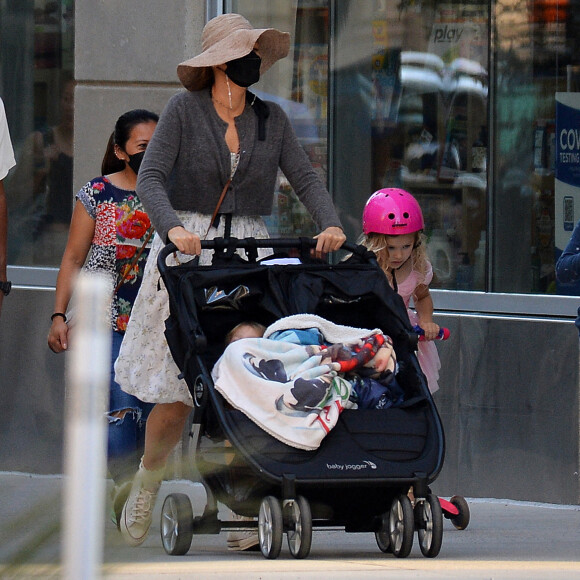 Exclusif - Blake Lively se balade avec ses enfants James, Inez et Betty Reynolds dans les rues de New York City, New York, Etats-Unis, le 12 septembre 2021.