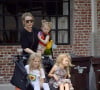 Blake Lively se balade avec ses enfants James, Inez et Betty Reynolds dans les rues de New York. Elle est accompagnée de son garde du corps.