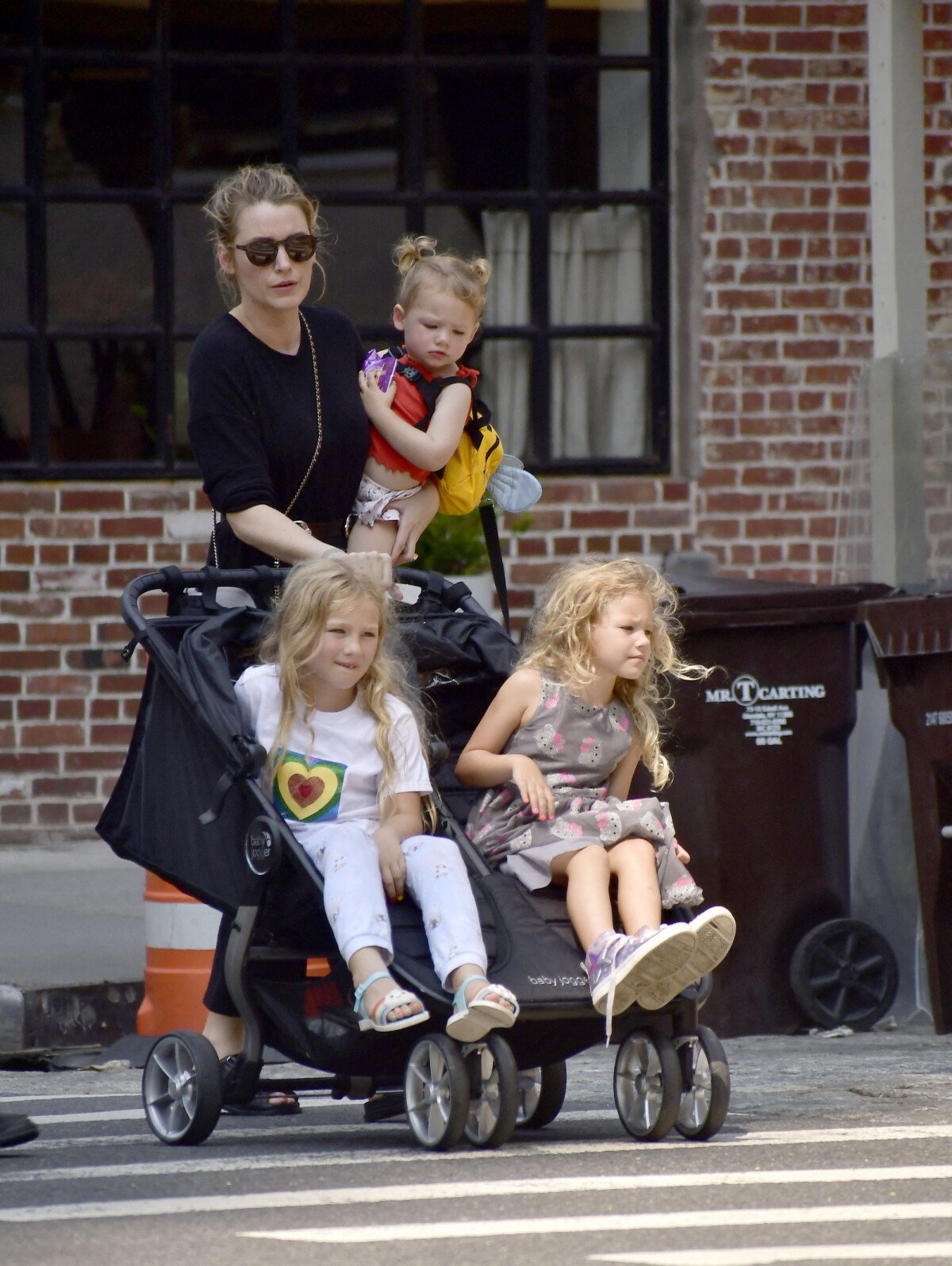 Photo Blake Lively Se Balade Avec Ses Enfants James Inez Et Betty Reynolds Dans Les Rues De 