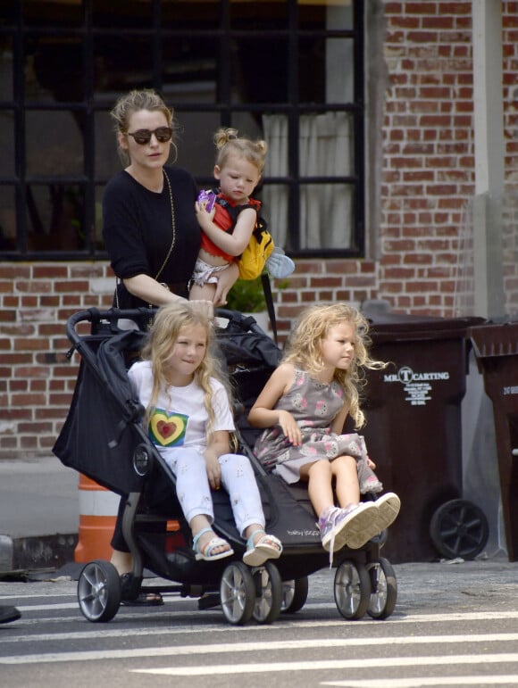 Blake Lively se balade avec ses enfants James, Inez et Betty Reynolds dans les rues de New York. Elle est accompagnée de son garde du corps.