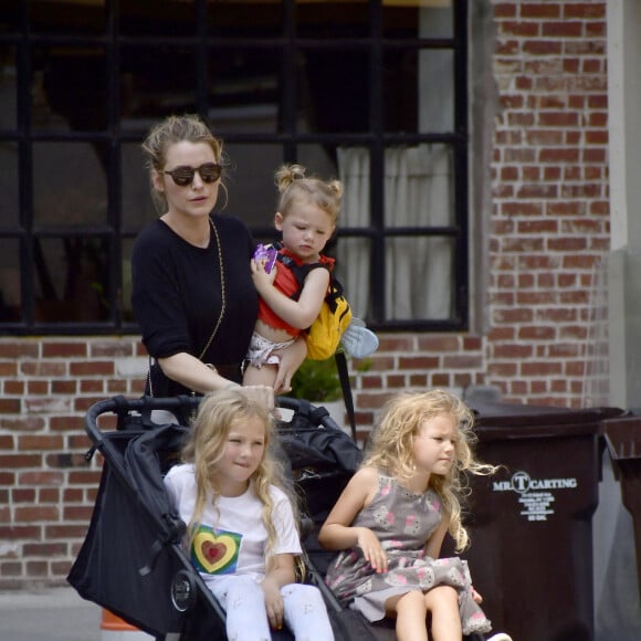Blake Lively se balade avec ses enfants James, Inez et Betty Reynolds dans les rues de New York. Elle est accompagnée de son garde du corps.