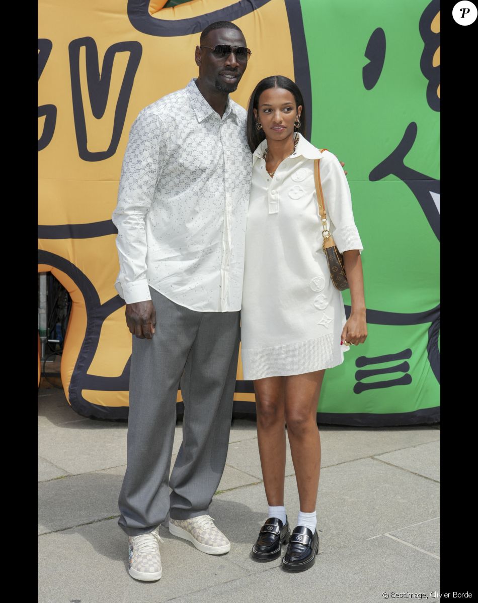 Omar Sy et sa fille Selly Sy - Photocall du défilé de mode Hommes "Louis Vuitton" Prêt-à-porter Printemps-Été 2023 au Musée du Louvre à Paris. Le 23 juin 2022. © Olivier Borde / Bestimage