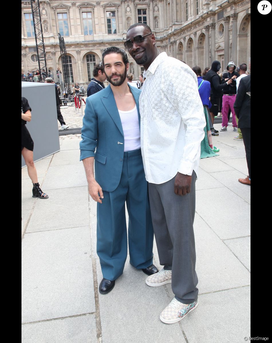 Tahar Rahim et Omar Sy lors du défilé de mode Homme printemps-été 2023 Louis Vuitton dans la cour Carrée du Louvre à Paris, le 23 juin 2022. © Bertrand Rindoff/Bestimage