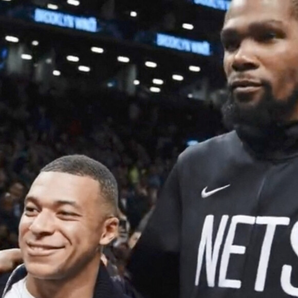 Kevin Durant leur a remis un maillot - Kylian Mbappé s'est rendu à New York lundi 2 janvier 2023 pour assister, en compagnie d'Achraf Hakimi, à un match des Brooklyn Nets. Le joueur du PSG a été ovationné par le public avant de se rendre dans le vestiaire. © Brooklyn Nets via Bestimage