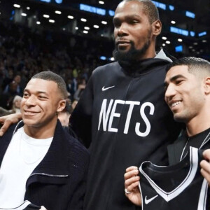 Kevin Durant leur a remis un maillot - Kylian Mbappé s'est rendu à New York lundi 2 janvier 2023 pour assister, en compagnie d'Achraf Hakimi, à un match des Brooklyn Nets. Le joueur du PSG a été ovationné par le public avant de se rendre dans le vestiaire. © Brooklyn Nets via Bestimage