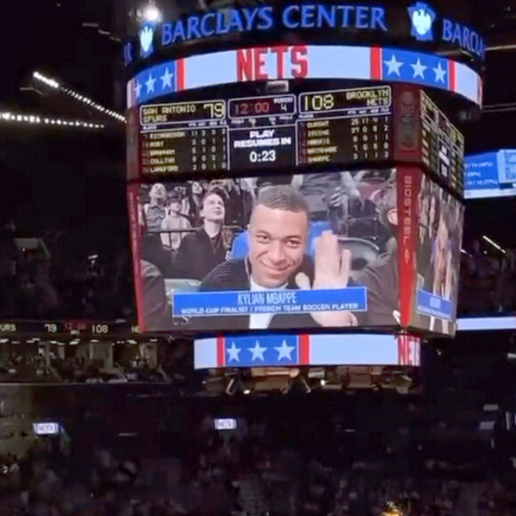Kylian Mbappé s'est rendu à New York lundi 2 janvier 2023 pour assister, en compagnie d'Achraf Hakimi, à un match des Brooklyn Nets. Le joueur du PSG a été ovationné par le public avant de se rendre dans le vestiaire. © Brooklyn Nets via Bestimage