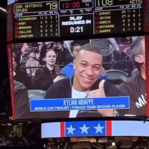 Kylian Mbappé s'est rendu à New York lundi 2 janvier 2023 pour assister, en compagnie d'Achraf Hakimi, à un match des Brooklyn Nets. Le joueur du PSG a été ovationné par le public avant de se rendre dans le vestiaire. © Brooklyn Nets via Bestimage
