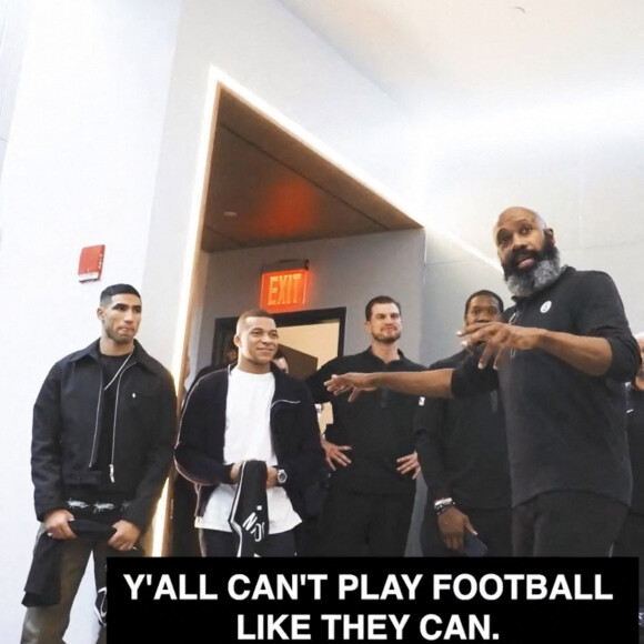 Kylian Mbappé s'est rendu à New York lundi 2 janvier 2023 pour assister, en compagnie d'Achraf Hakimi, à un match des Brooklyn Nets. Le joueur du PSG a été ovationné par le public avant de se rendre dans le vestiaire. © Brooklyn Nets via Bestimage