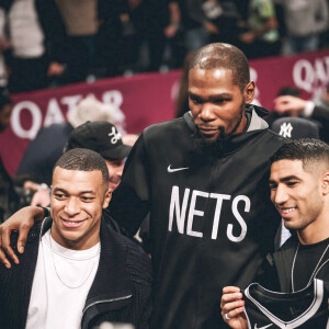 Kevin Durant leur a remis un maillot - Kylian Mbappé s'est rendu à New York lundi 2 janvier 2023 pour assister, en compagnie d'Achraf Hakimi, à un match des Brooklyn Nets. Le joueur du PSG a été ovationné par le public avant de se rendre dans le vestiaire. © Brooklyn Nets via Bestimage