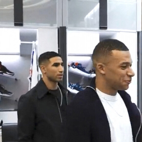 Kylian Mbappé s'est rendu à New York lundi 2 janvier 2023 pour assister, en compagnie d'Achraf Hakimi, à un match des Brooklyn Nets. Le joueur du PSG a été ovationné par le public avant de se rendre dans le vestiaire. © Brooklyn Nets via Bestimage
