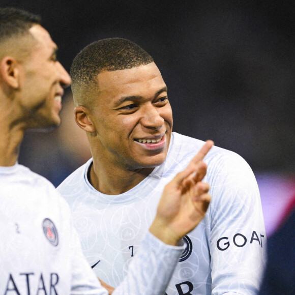 Echauffement des joueurs du PSG Kylian Mbappe (PSG) / Achraf Hakimi (PSG) - Match retour de Ligue Des Champions 2022 (LDC) entre le PSG et Benfica (1-1) au Parc des Princes à Paris le 11 octobre 2022.