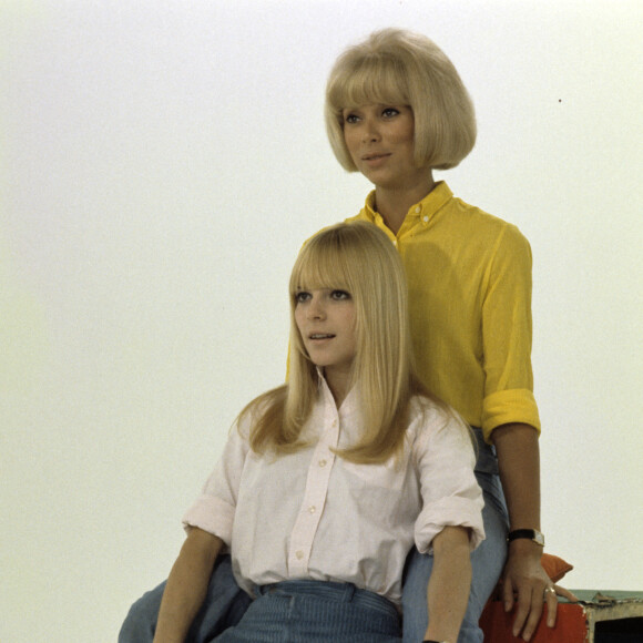 Archives -  En France, à Paris, Mireille Darc et France Gall sur un plateau le 3 mars 1967.