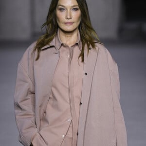 Carla Bruni-Sarkozy défile sur le podium du défilé de mode Tod's Prêt-à-porter printemps/été 2023 lors de la Fashion Week de Milan, Italie, le 23 septembre 2022.