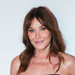 Carla Bruni-Sarkozy (Habillée en Céline) - People au dîner de l'association AEM (Un Avenir pour les Enfants du Monde), au profit des enfants du Rwanda, au Pavillon Ledoyen à Paris. Le 24 mars 2022 © Borde-Rindoff / Bestimage