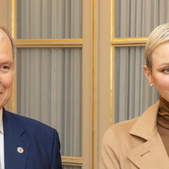 Le Prince Albert II et la princesse Charlène de Monaco assistent à la distribution des cadeaux de Noël de La Croix Rouge à Monte-Carlo, Monaco, le 13 décembre 2022. © Olivier Huitel/Pool Monaco/Bestimage 