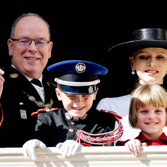 Le prince Albert II de Monaco, la princesse Charlène de Monaco, le prince Jacques de Monaco, marquis des Baux, la princesse Gabriella de Monaco, comtesse de Carladès - La famille princière au balcon du palais lors de la Fête Nationale de la principauté de Monaco le 19 novembre 2022. 