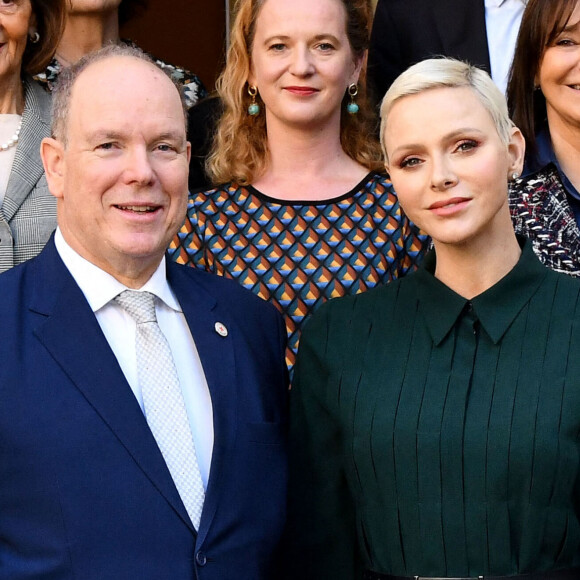 Le prince Albert II de Monaco et la princesse Charlene ont remis les traditionnels paquets cadeaux de la Croix Rouge monégasque dans le cadre des festivités liées à la Fête Nationale. © Bruno Bebert/Bestimage 