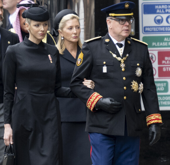 Le prince Albert II de Monaco et la princesse Charlene - Arrivées au service funéraire à l'Abbaye de Westminster pour les funérailles d'Etat de la reine Elizabeth II d'Angleterre. Le sermon est délivré par l'archevêque de Canterbury Justin Welby (chef spirituel de l'Eglise anglicane) au côté du doyen de Westminster David Hoyle. Londres, le 19 septembre 2022. 