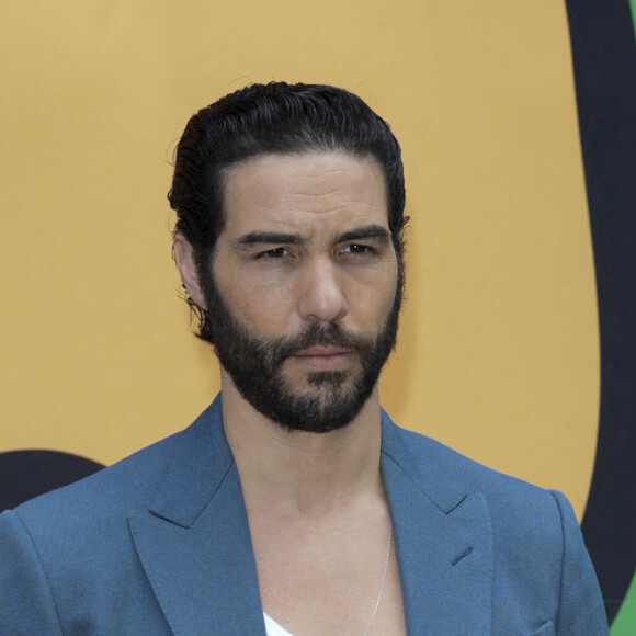 Tahar Rahim - Photocall du défilé de mode Hommes "Louis Vuitton" Prêt-à-porter Printemps-Été 2023 au Musée du Louvre à Paris. Le 23 juin 2022 © Olivier Borde / Bestimage 