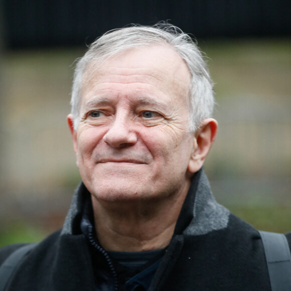 Francis Huster - Arrivées à l'enregistrement de l'émission "Vivement Dimanche" au Studio Gabriel à Paris, présentée par M.Drucker et diffusée le 8 janvier 2023 sur France 3. Le 21 décembre 2022. © Christophe Clovis / Bestimage