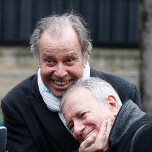 Michel Leeb et Francis Huster - Arrivées à l'enregistrement de l'émission "Vivement Dimanche" au Studio Gabriel à Paris, présentée par M.Drucker et diffusée le 8 janvier 2023 sur France 3. Le 21 décembre 2022. © Christophe Clovis / Bestimage