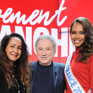 Exclusif - Béatrice Ampiot (mère de Miss France 2023), Michel Drucker et Indira Ampiot (Miss France 2023) - Enregistrement de l'émission Vivement dimanche au studio Gabriel, présentée par M.Drucker, et diffusée sur France 3, le 08 janvier 2023. © Guillaume Gaffiot / Bestimage