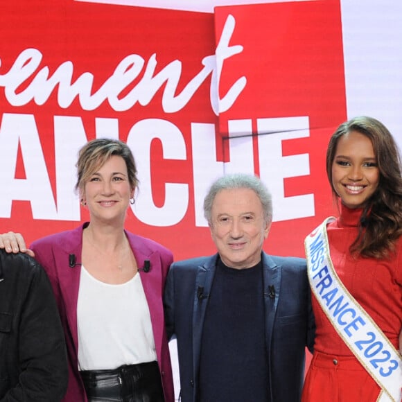 Exclusif - Béatrice Ampiot (mère de Miss France 2023), Francis Huster, Virginie Hocq, Michel Drucker, Indira Ampiot (Miss France 2023), Michel Leeb et Willy Rovelli - Enregistrement de l'émission Vivement dimanche au studio Gabriel, présentée par M.Drucker, et diffusée sur France 3, le 08 janvier 2023. © Guillaume Gaffiot / Bestimage