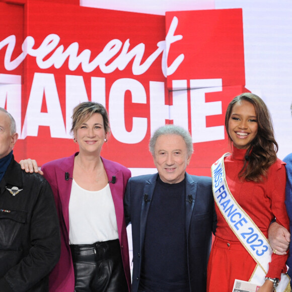 Exclusif - Béatrice Ampiot (mère de Miss France 2023), Francis Huster, Virginie Hocq, Michel Drucker, Indira Ampiot (Miss France 2023), Michel Leeb et Willy Rovelli - Enregistrement de l'émission Vivement dimanche au studio Gabriel, présentée par M.Drucker, et diffusée sur France 3, le 08 janvier 2023. © Guillaume Gaffiot / Bestimage