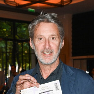 Exclusif - Antoine de Caunes - People à la 100ème du spectacle de Vincent Dedienne "Un soir de gala" aux théâtre Marigny à Paris le 27 juin 2022. © Coadic Guirec/Bestimage 