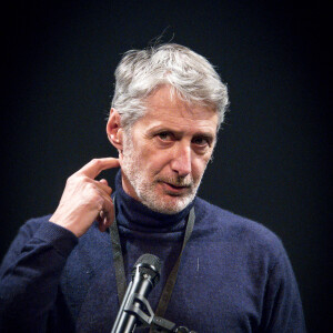 Antoine de Caunes a lu San-Antonio lors de la Grande Dictée Noire du Festival Quais du Polar à Lyon. Le 1er avril 2022 © Sandrine Thesillat / Panoramic / Bestimage