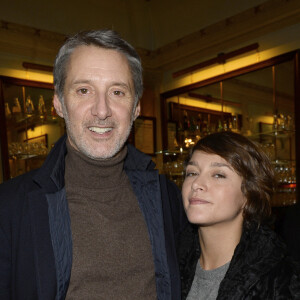Antoine de Caunes et sa fille Emma de Caunes - People a la generale du nouveau spectacle de Francois-Xavier Demaison "Demaison s'évade" au Theatre Edouard VII a Paris, le 10 decembre 2013.