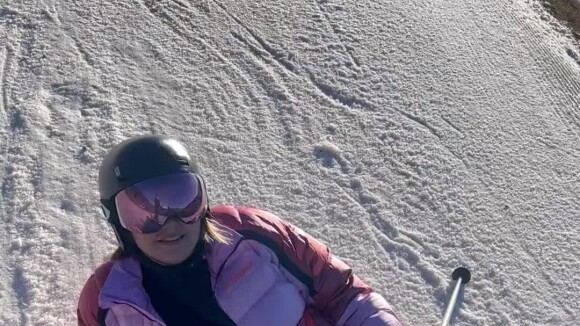 Louane tombe en faisant du ski. Le 7 janvier 2023.