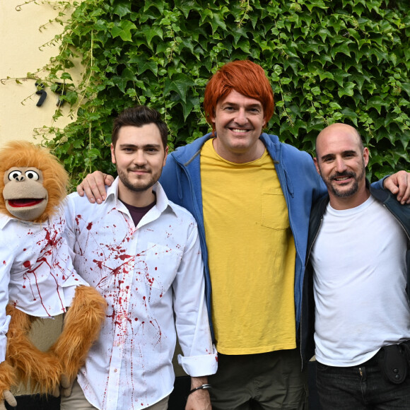 Exclusif - Tom Villa, Jeff Panacloc, Arnaud Ducret, Cartman et Sebastien Almar - Tournage de la fiction inédite "Arnaud Ducret dans tous ses états" - Séquence BPI / "Bas Potentiel Intellectuel" - Diffusion sur TF1 le 16 août - à Arceuil, France, le 12 mai 2022. © Guillaume Gaffiot/Bestimage 