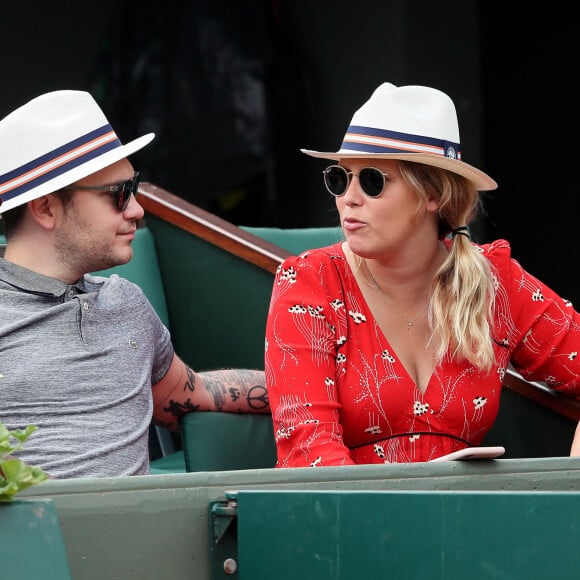 Jeff Panacloc et sa femme Charlotte de Hugo dans les tribunes lors des internationaux de France de tennis de Roland Garros le 30 mai 2018. © Cyril Moreau - Dominique Jacovides/Bestimage