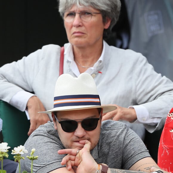 Jeff Panacloc et sa femme Charlotte de Hugo dans les tribunes lors des internationaux de France de tennis de Roland Garros le 30 mai 2018. © Cyril Moreau - Dominique Jacovides/Bestimage