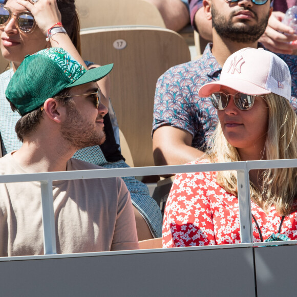 Jeff Panacloc et sa femme Charlotte de Hugo dans les tribunes lors des internationaux de tennis de Roland Garros à Paris, France, le 2 juin 2019. © Jacovides-Moreau/Bestimage 