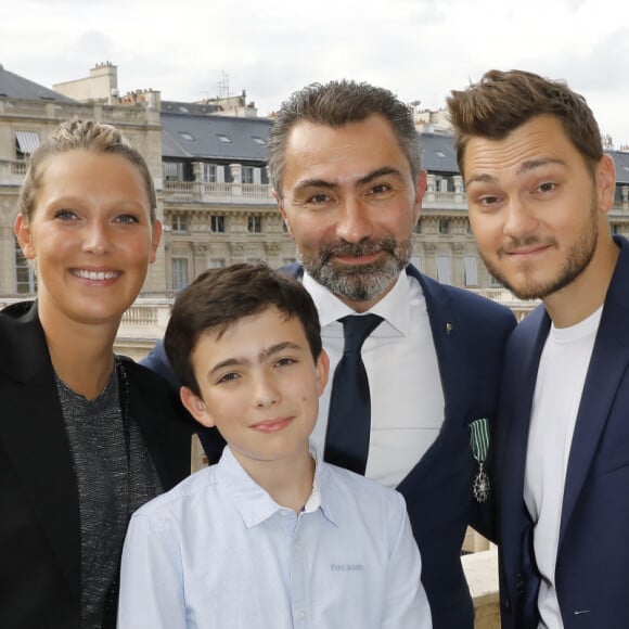 David Sinapian, son fils Nathan, Jeff Panacloc et sa femme Charlotte de Hugo - Cérémonie de remise des insignes de Commandeur dans l'Ordre des Arts et des Lettres à Pierre Hermé et de Chevalier dans l'Ordre des Arts et des Lettres à David Sinapian au Ministère de la Culture à Paris, le 23 septembre 2019. © Marc Ausset-Lacroix/Bestimage 