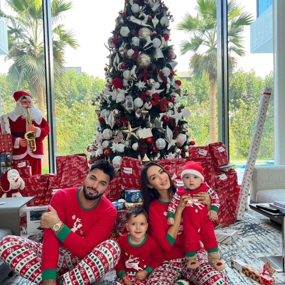 Nabilla Benattia et Thomas Vergara avec leurs enfants Milann et Leyann pour Noël