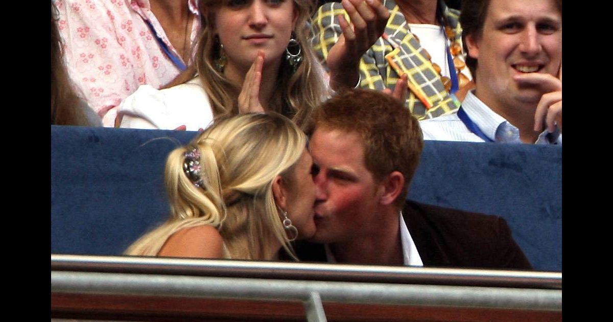 Le prince Harry et sa petite amie Chelsy Davy en 2007 - Purepeople