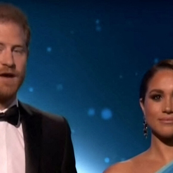 Le prince Harry, duc de Sussex, et Meghan Markle, duchesse de Sussex, rendent hommage au peuple ukrainien lors de la cérémonie des NAACP Image Awards à Los Angeles au cours de laquelle ils ont accepté le "Prix du président" pour leur travail d'aide à un refuge pour femmes du Texas. Le 27 février 2022. 