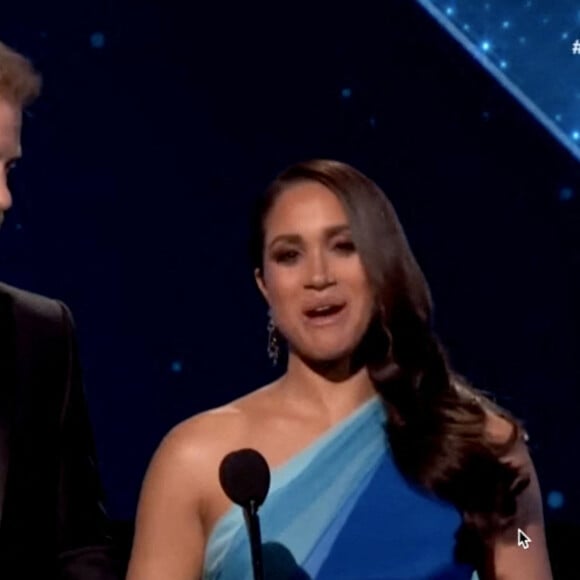 Le prince Harry, duc de Sussex, et Meghan Markle, duchesse de Sussex, rendent hommage au peuple ukrainien lors de la cérémonie des NAACP Image Awards à Los Angeles au cours de laquelle ils ont accepté le "Prix du président" pour leur travail d'aide à un refuge pour femmes du Texas. Le 27 février 2022. 